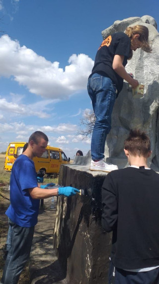 Дорога к обелиску.